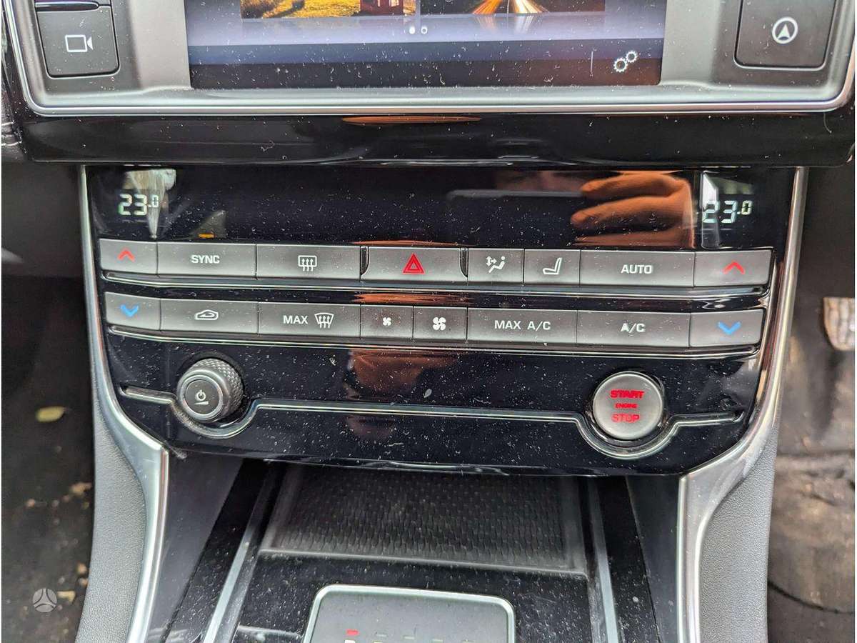 Jaguar XE engine