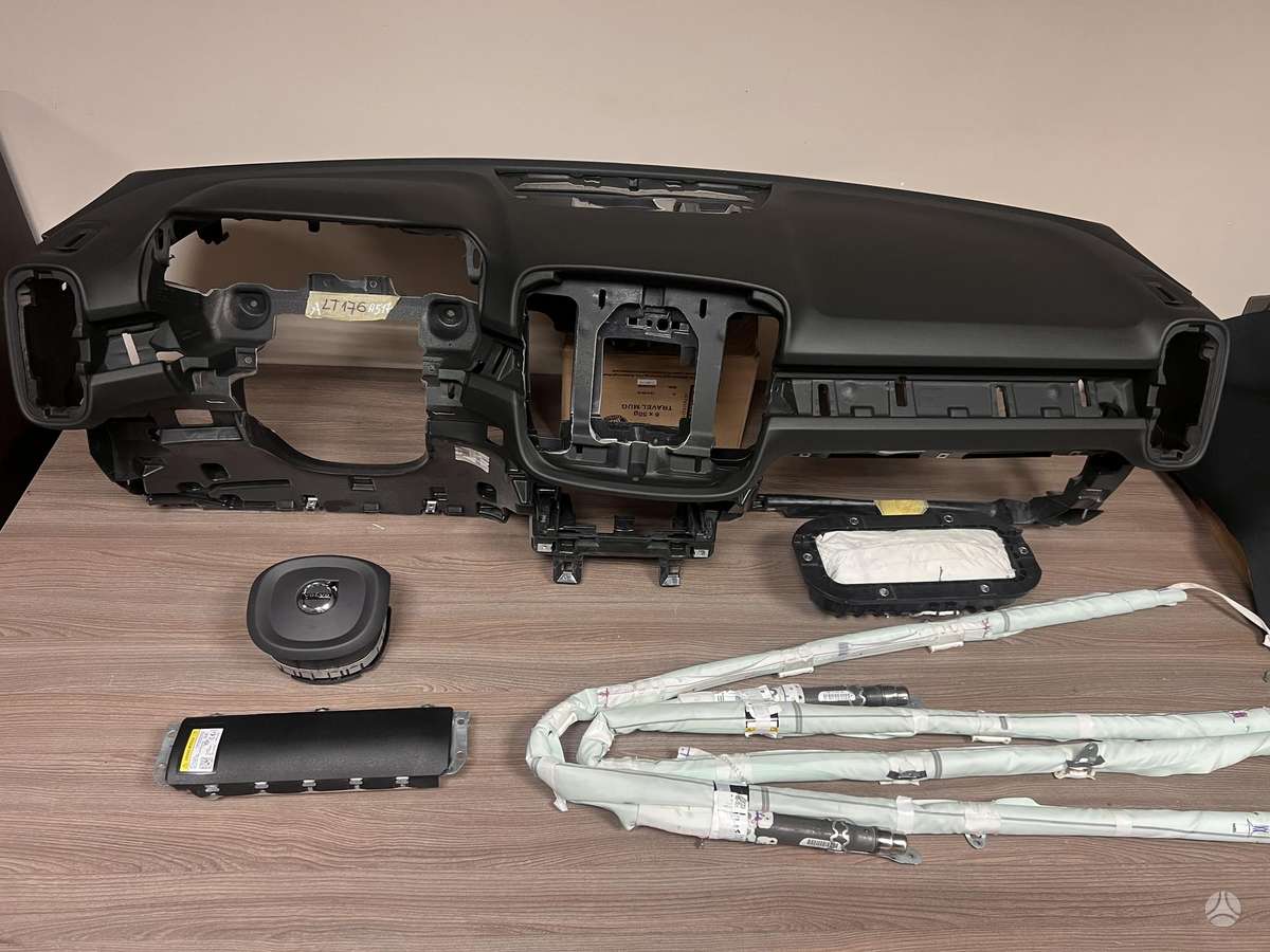 Volvo XC40 детали салона