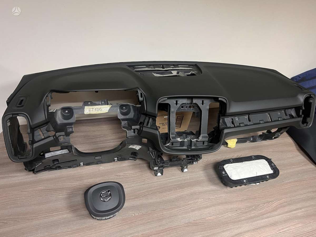 Volvo XC40 детали салона