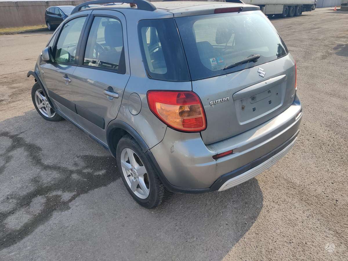 Suzuki SX4 dalimis. Geras variklis transmisija