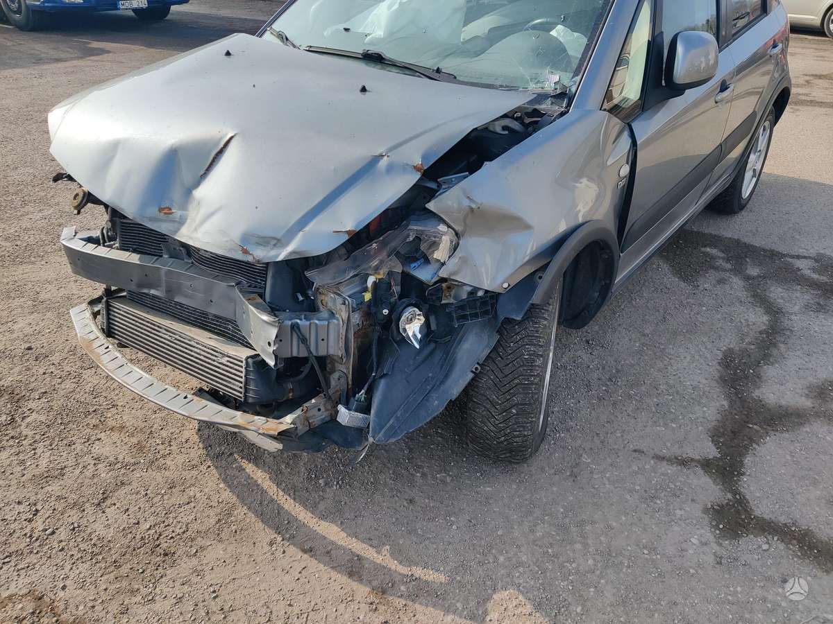 Suzuki SX4 dalimis. Geras variklis transmisija