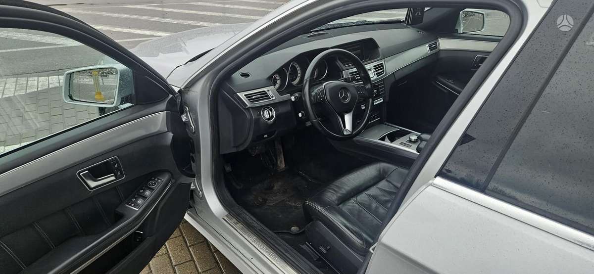 Mercedes-Benz E350, 3.0 l., sedans