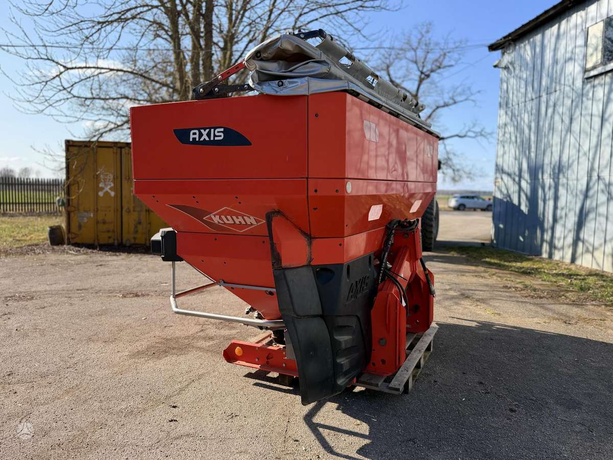 Kuhn Axis 50.2 H EMC W, spreaders