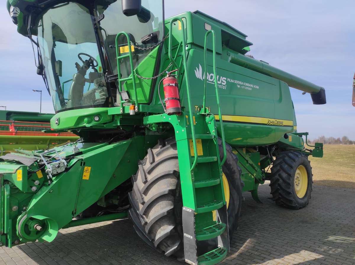 John Deere T670, kombainai