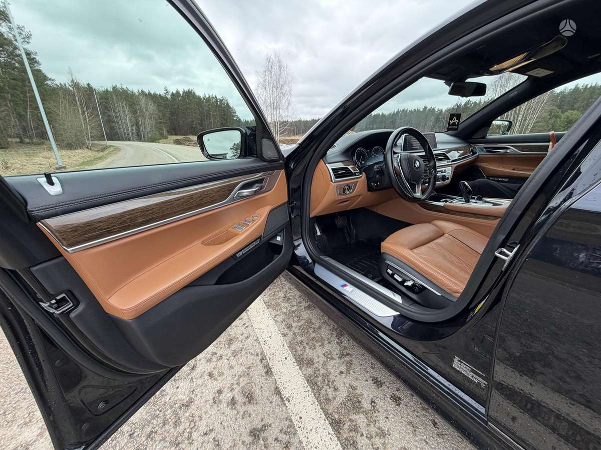 BMW 750, 4.4 l., Седан