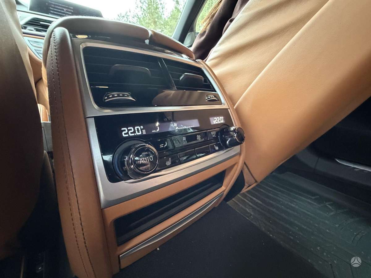 BMW 750, 4.4 l., Седан