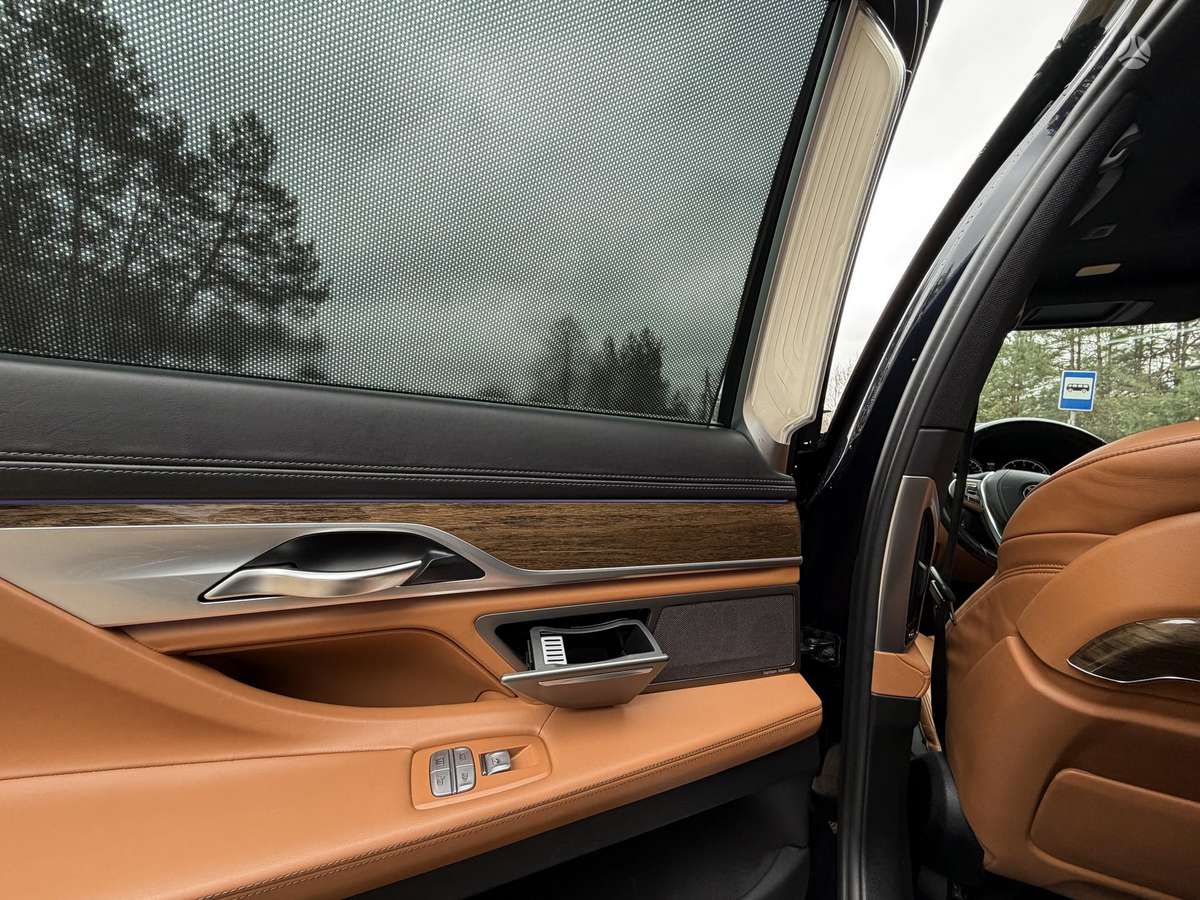 BMW 750, 4.4 l., Седан
