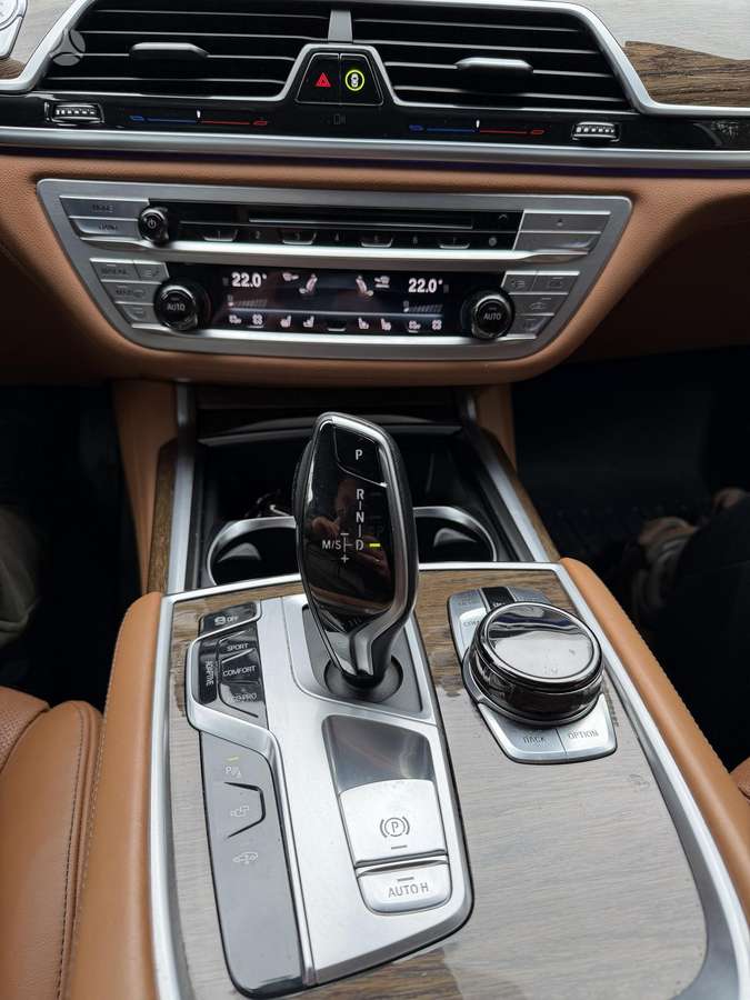 BMW 750, 4.4 l., Седан