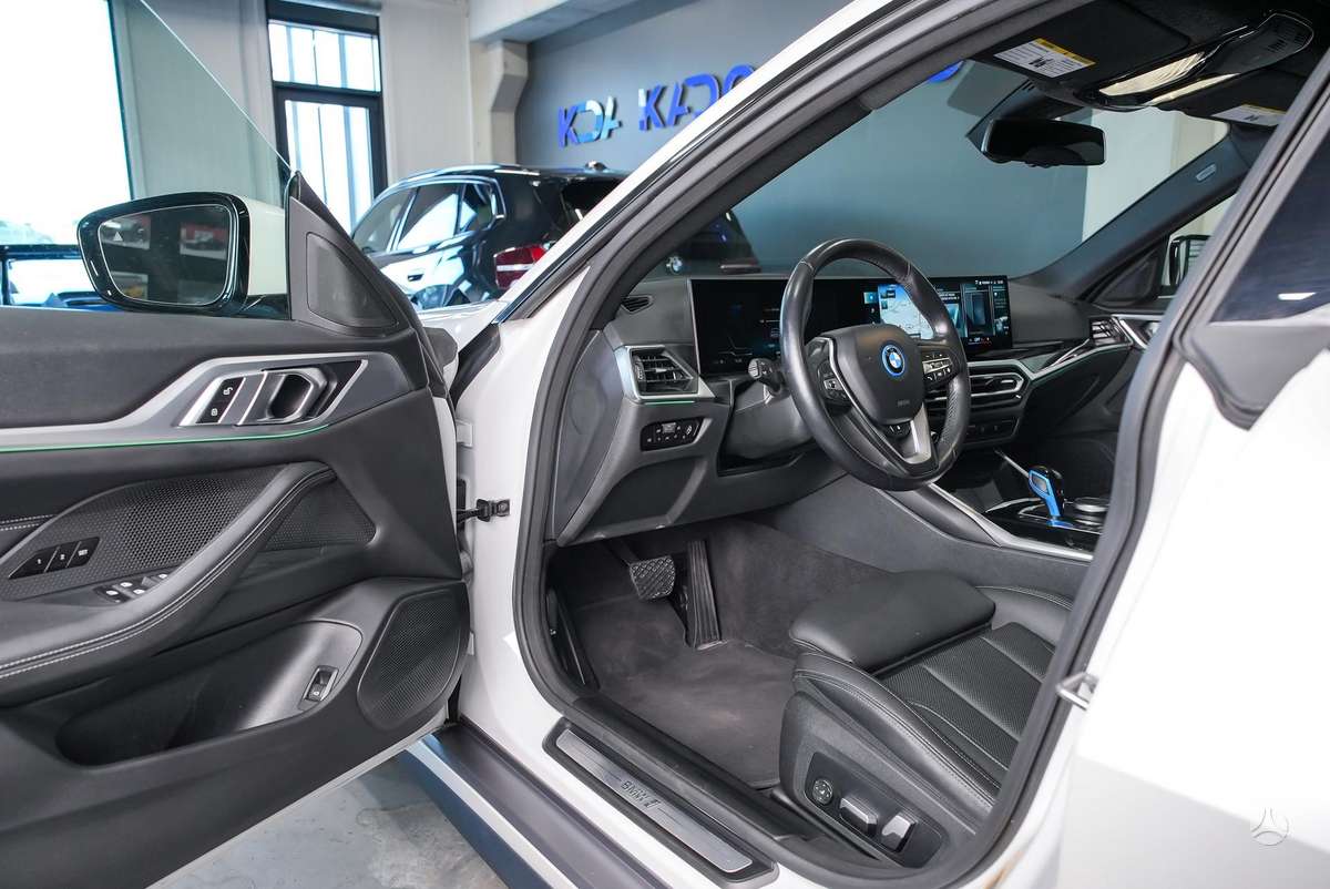 BMW i4, hatchback