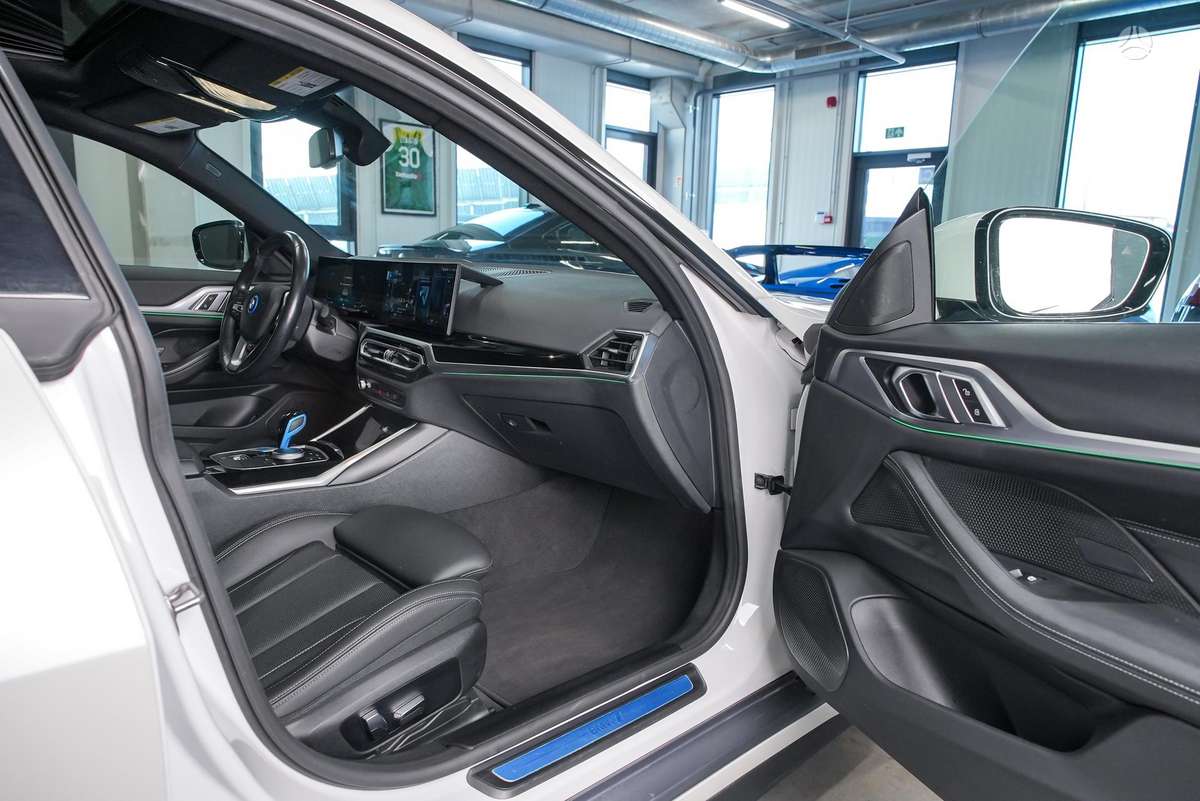 BMW i4, hatchback