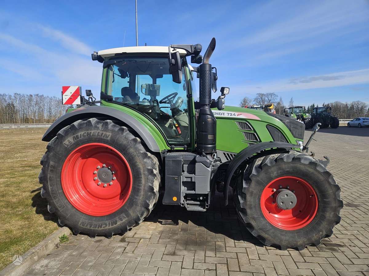Fendt 724 Profi Plus S4, traktori