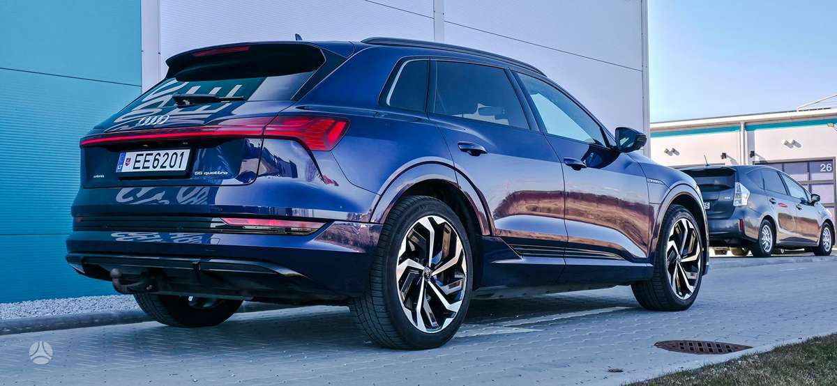 Audi e-tron, off-road / crossover