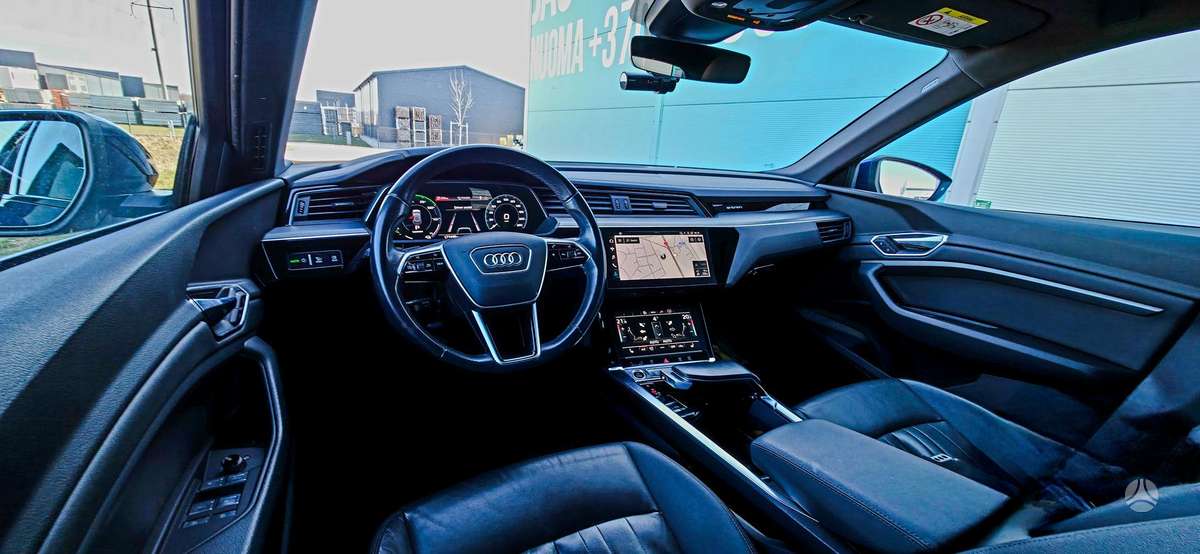 Audi e-tron, off-road / crossover