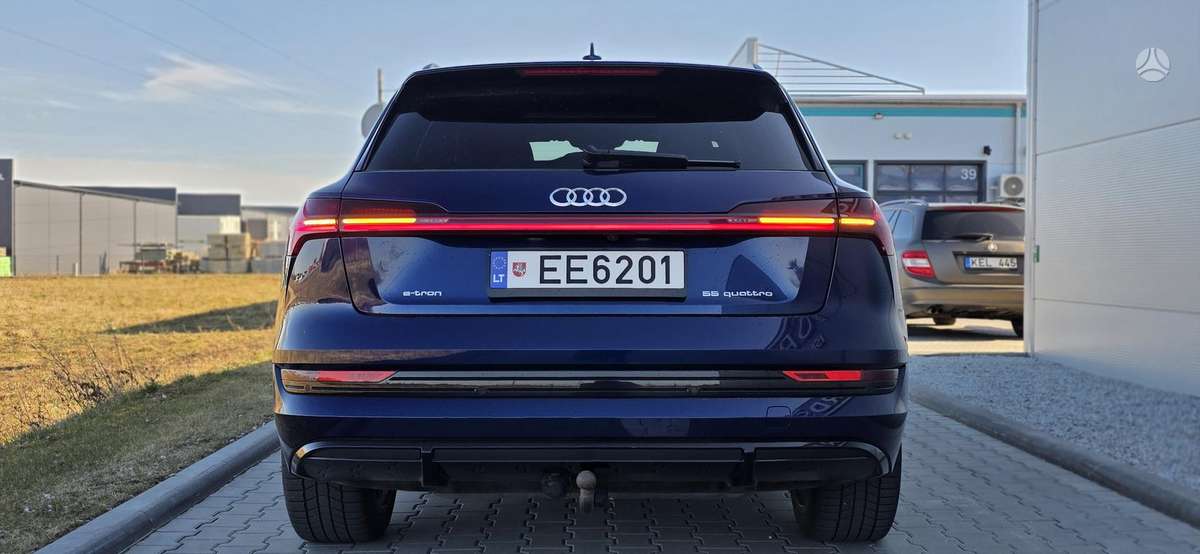 Audi e-tron, off-road / crossover