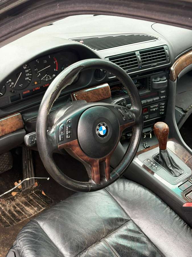BMW 750 rezerves daļās
