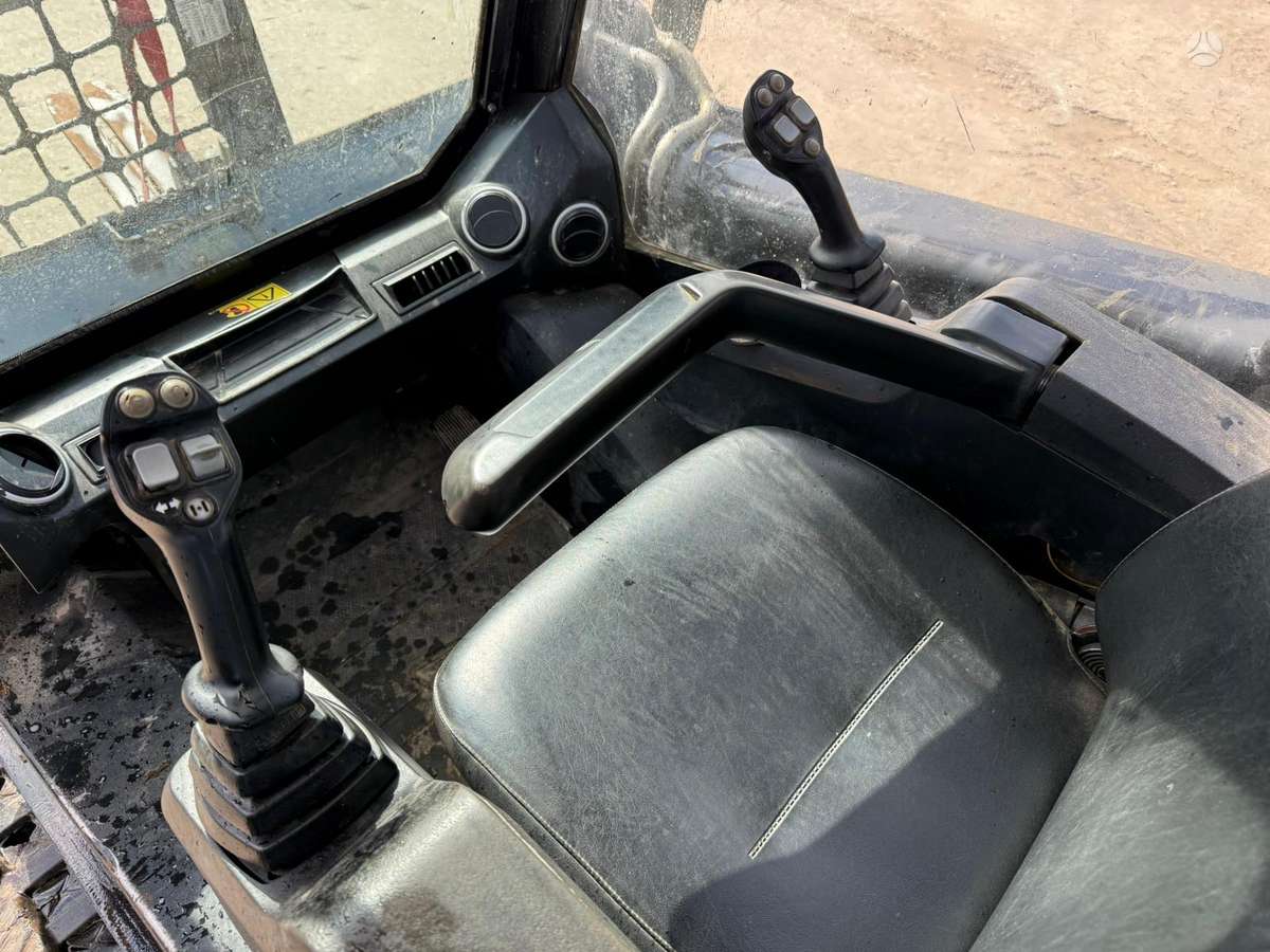 JCB 300T, mini iekrāvēji