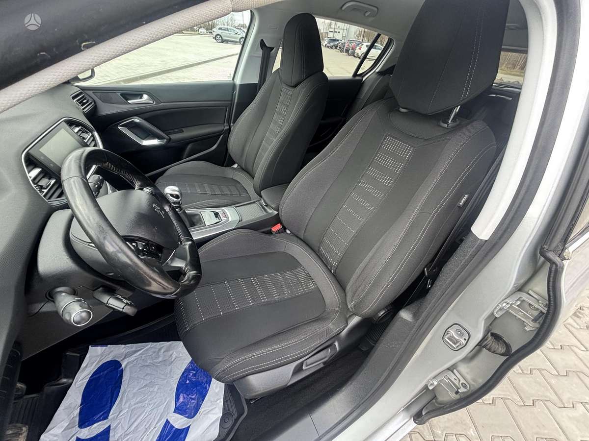 Peugeot 308, 1.2 l., hatchback