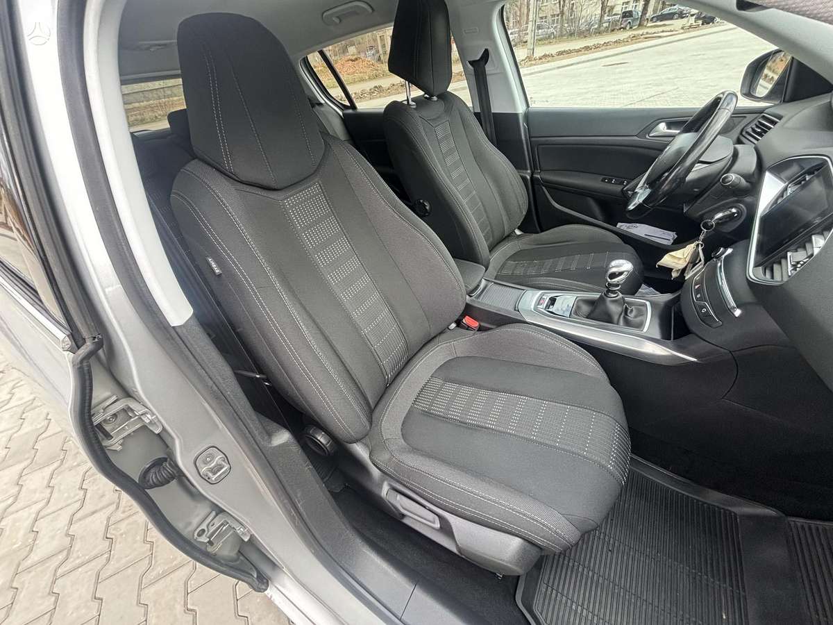Peugeot 308, 1.2 l., hatchback