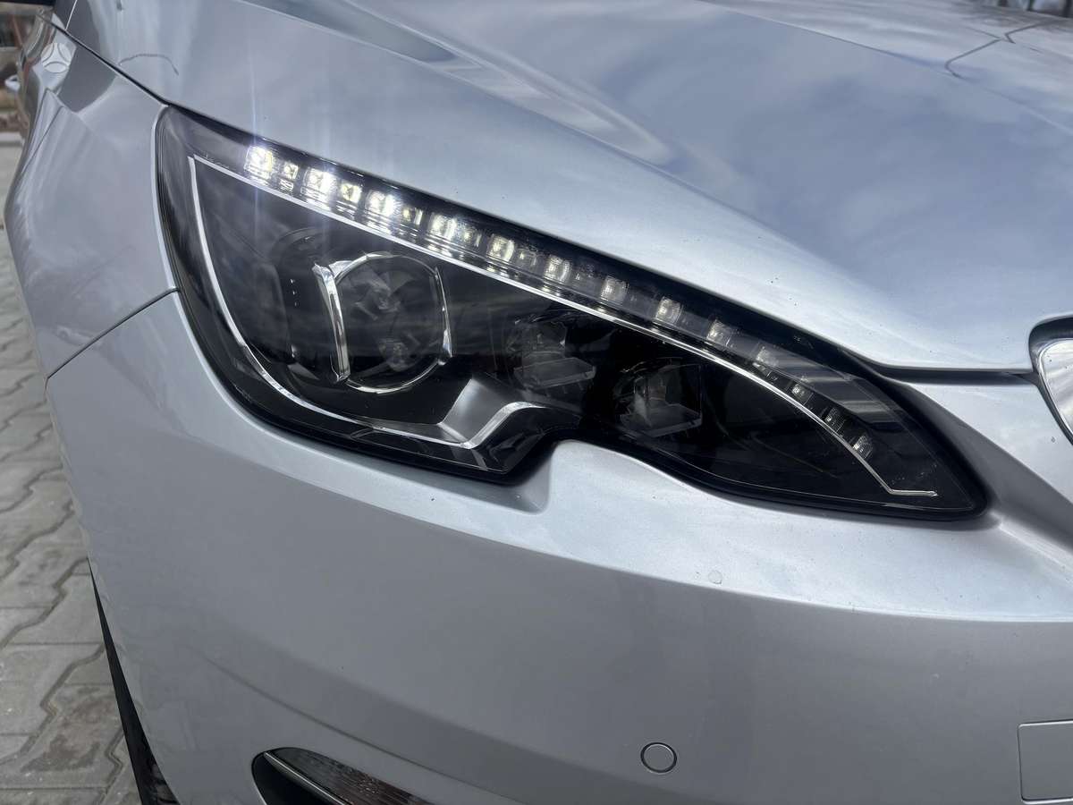 Peugeot 308, 1.2 l., hatchback