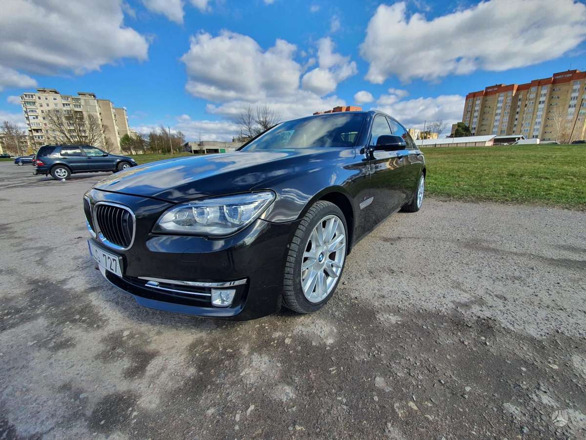 BMW 750, Седан