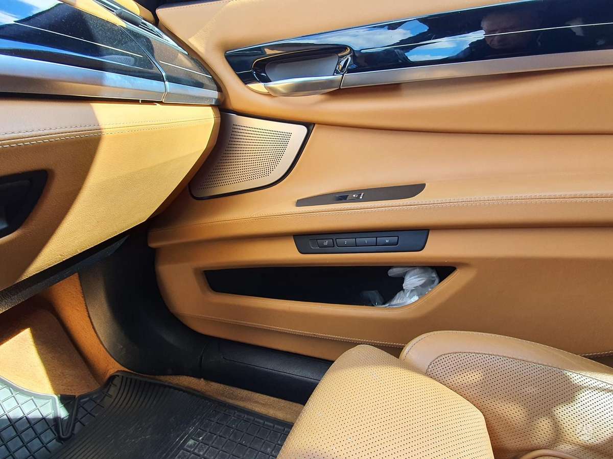 BMW 750, Седан
