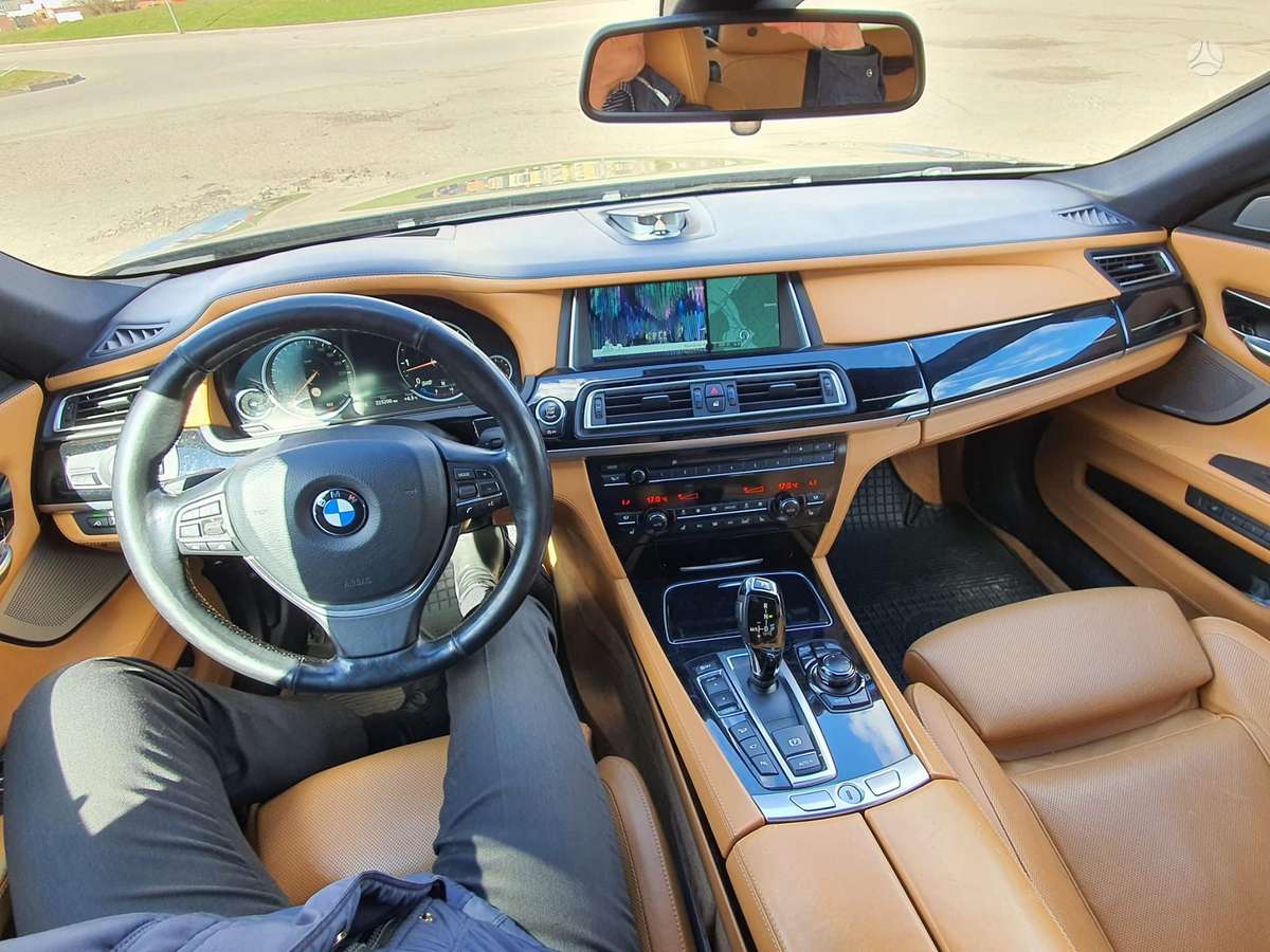 BMW 750, sedanas
