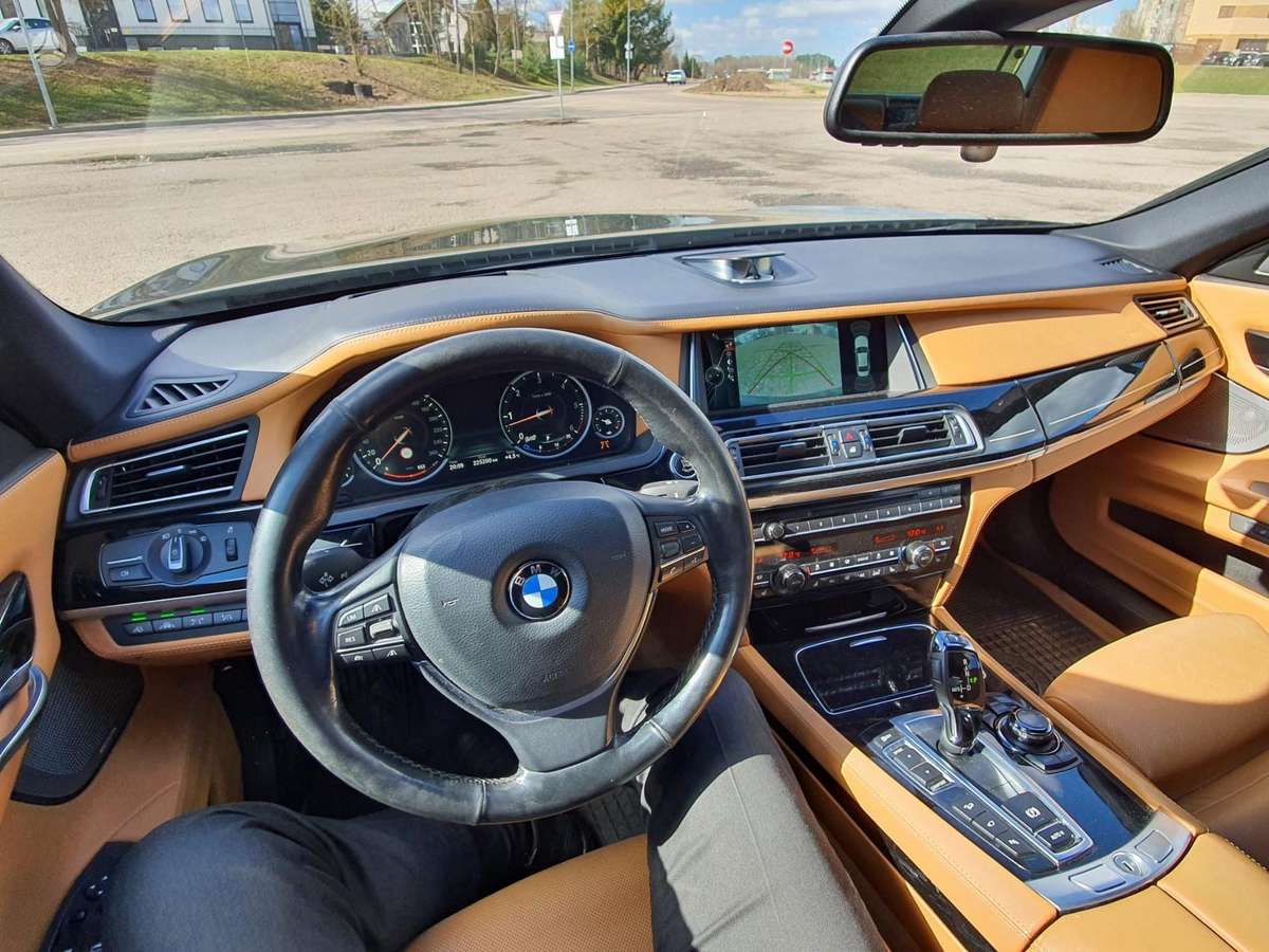 BMW 750, sedanas