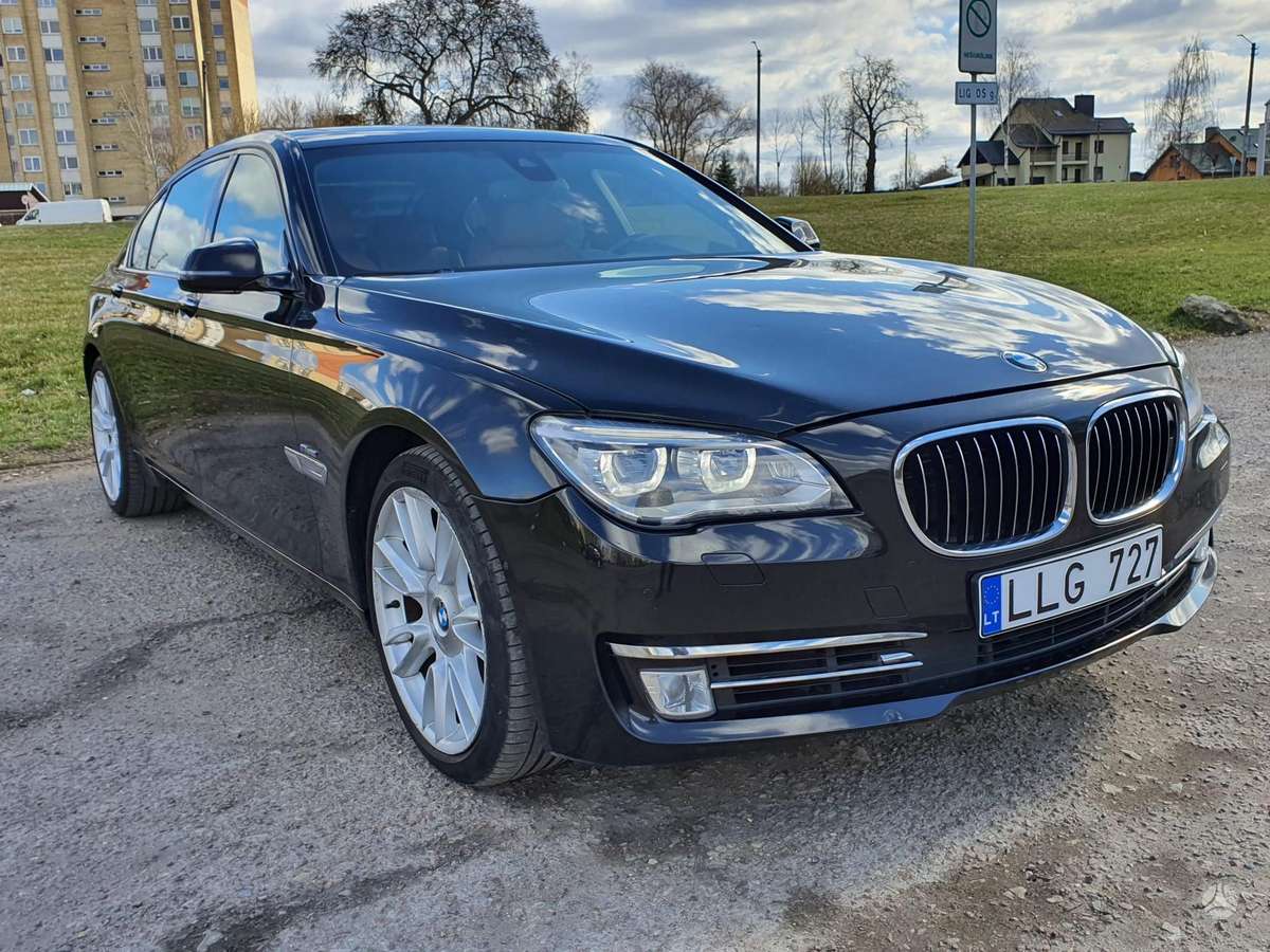 BMW 750, Седан