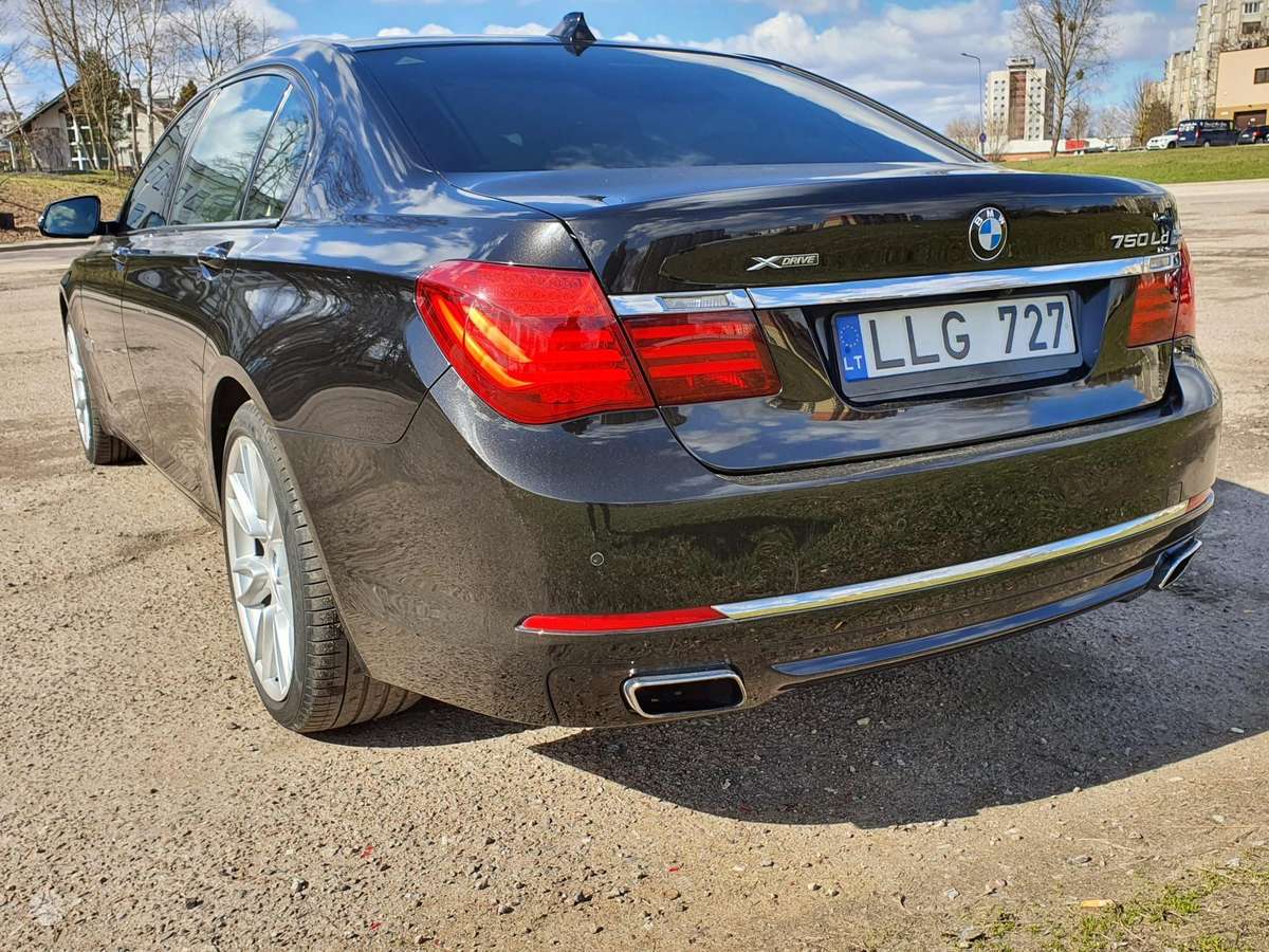 BMW 750, Седан