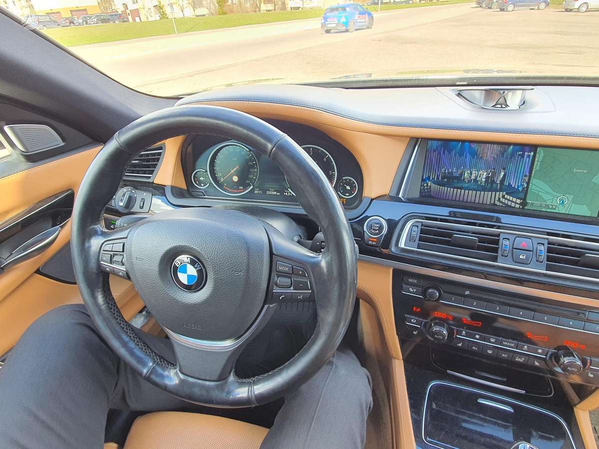 BMW 750, Седан