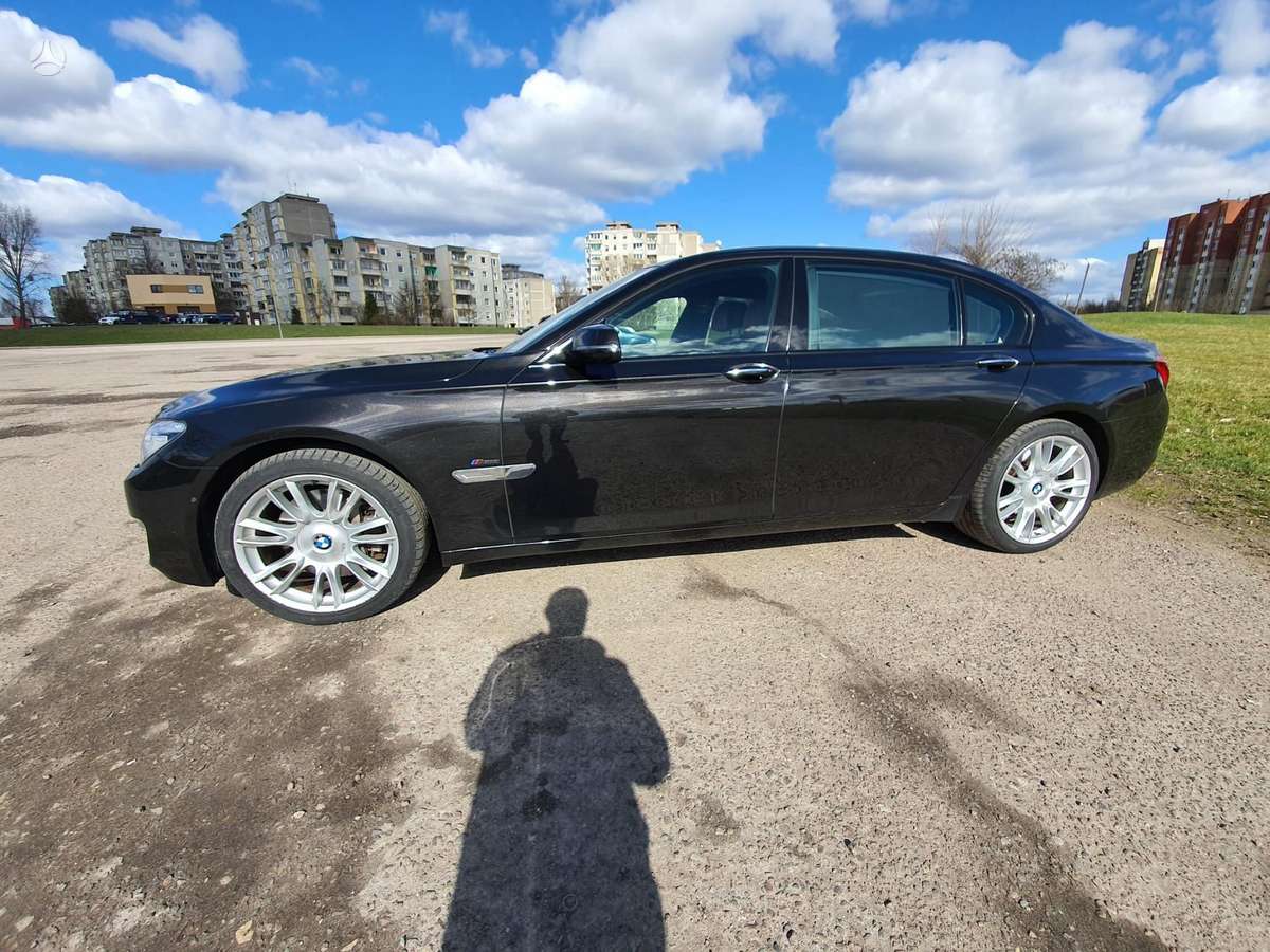 BMW 750, Седан