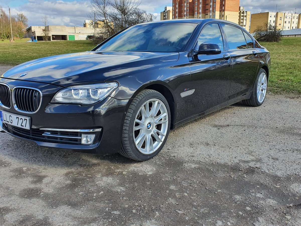 BMW 750, Седан