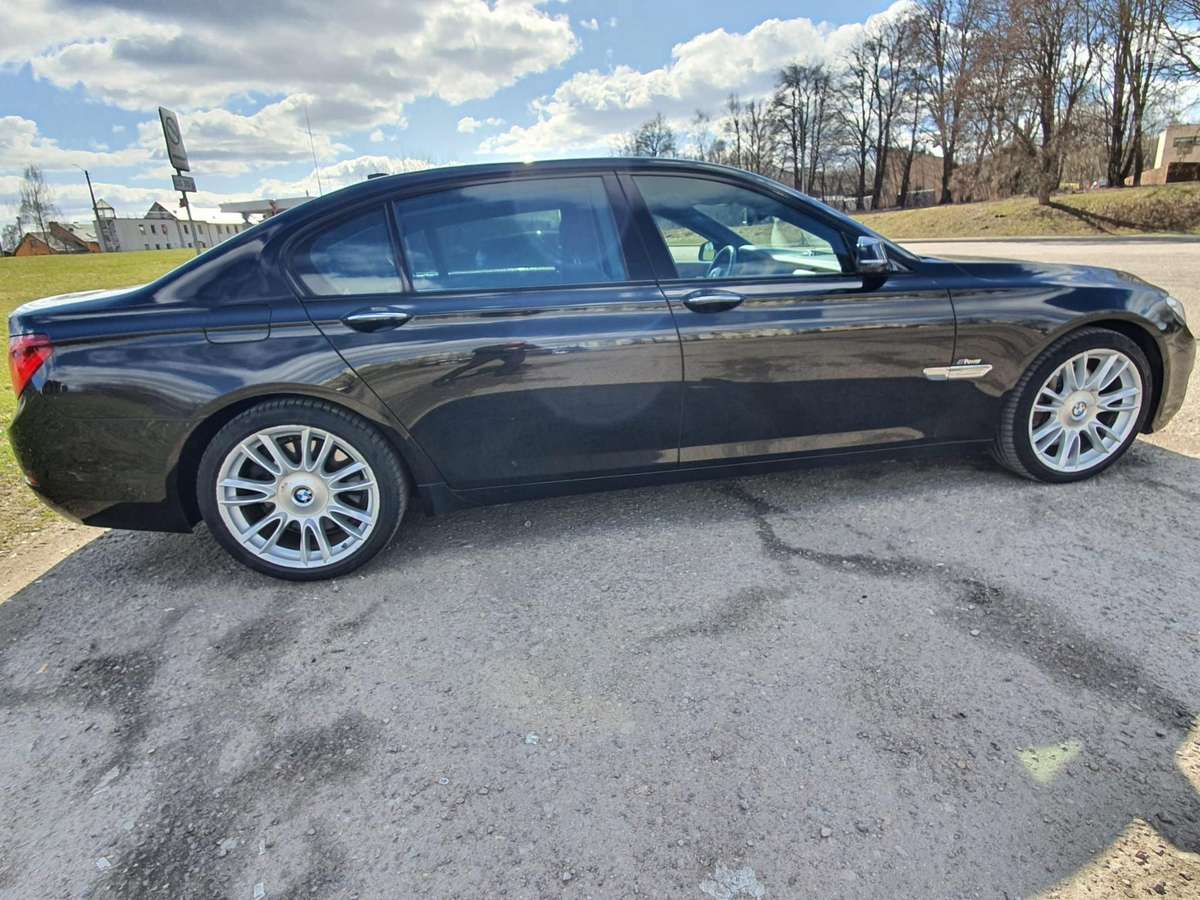 BMW 750, sedanas