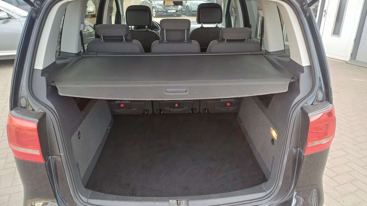 Volkswagen Touran - 11
