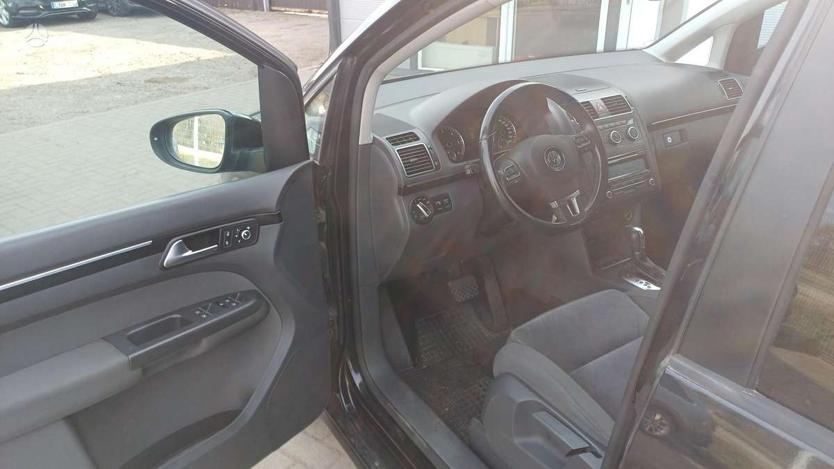 Volkswagen Touran - 12