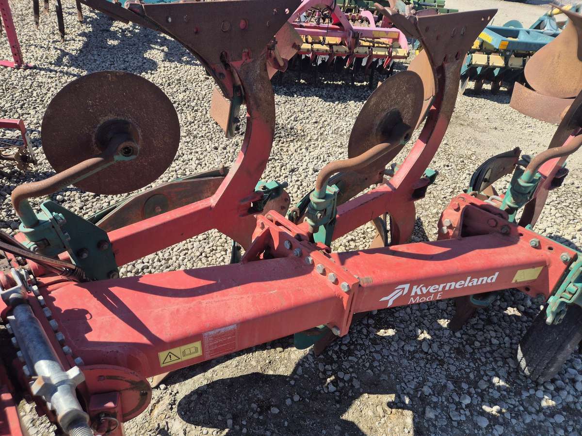 Kverneland E-160 3X3  arba 4X4, plūgai