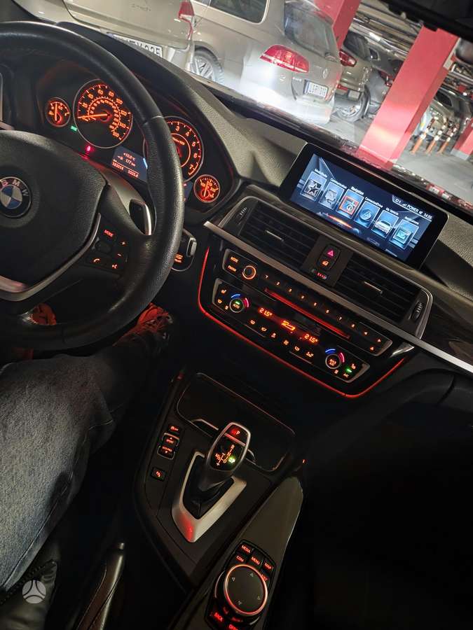 BMW 330, 2.0 l., Седан