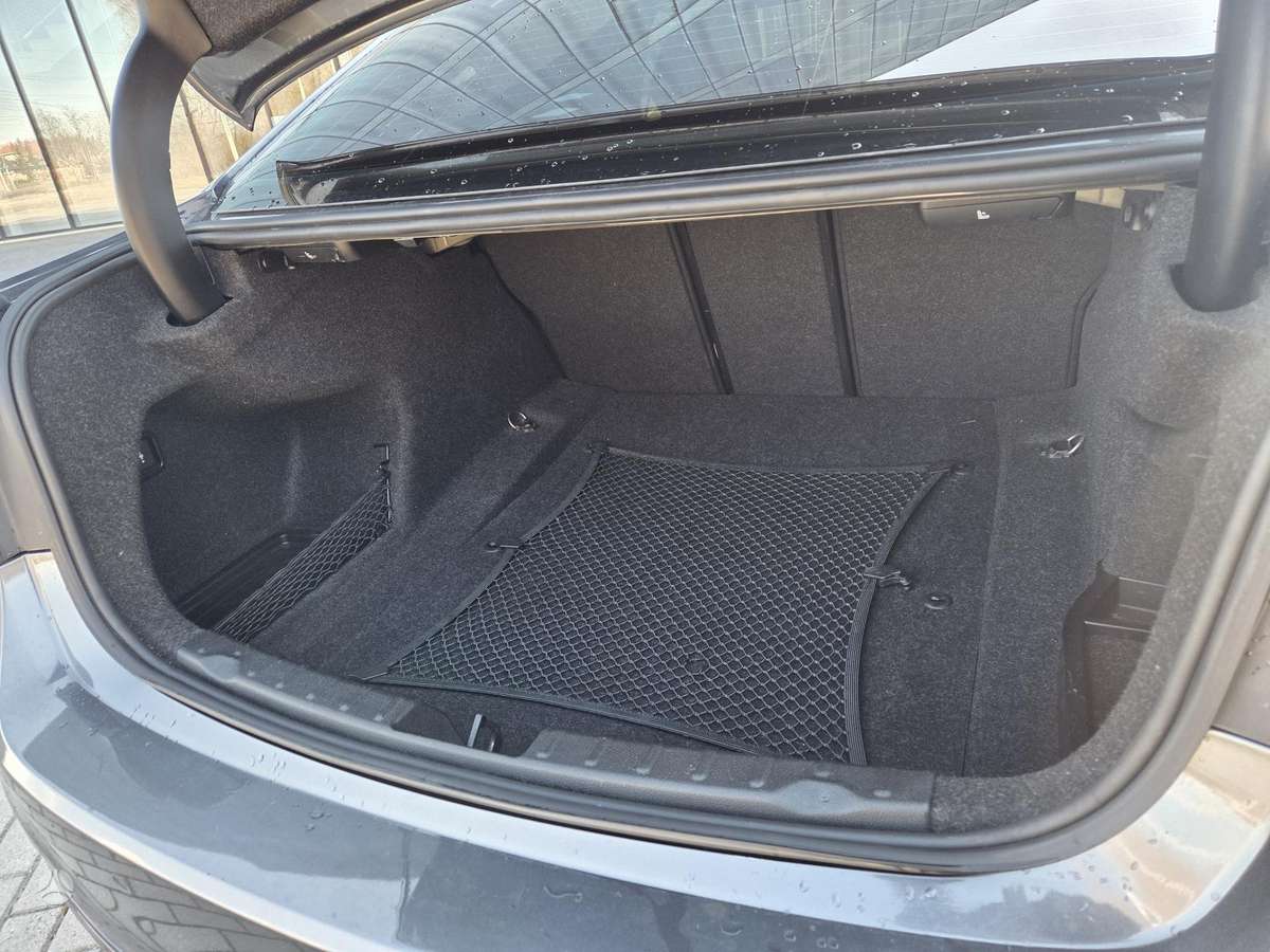 BMW 330, 2.0 l., Седан