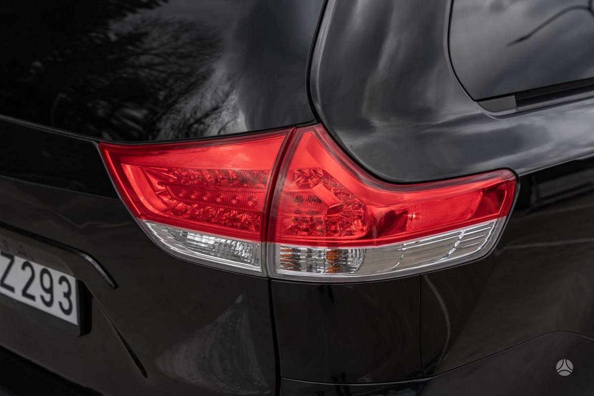 Toyota Sienna - 4