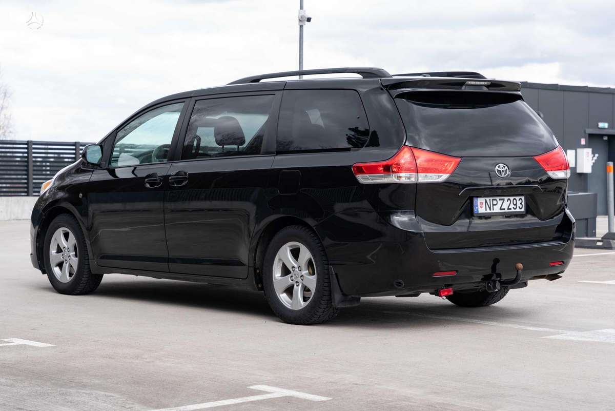 Toyota Sienna - 3