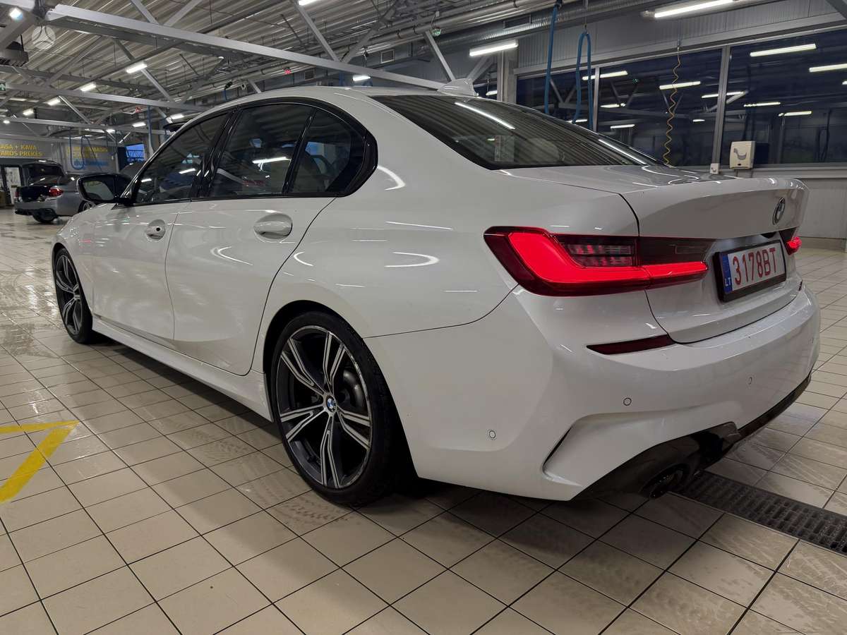 BMW 330, 2.0 l., Седан