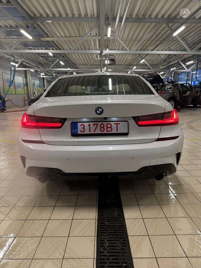 BMW 330, 2.0 l., Седан