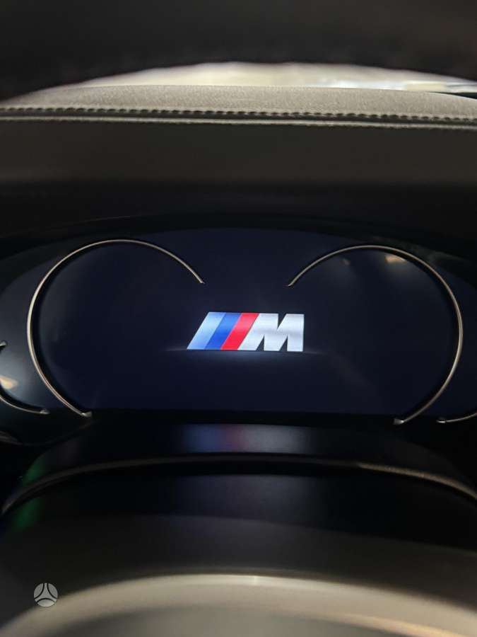 BMW M5, Седан