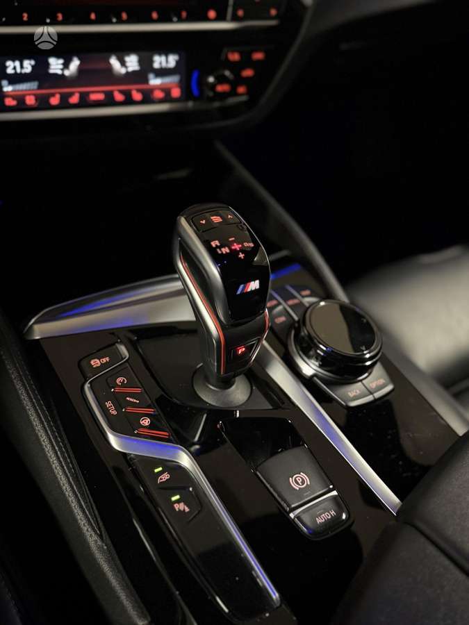 BMW M5, Седан
