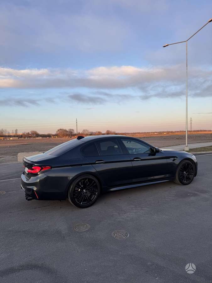 BMW M5, Седан