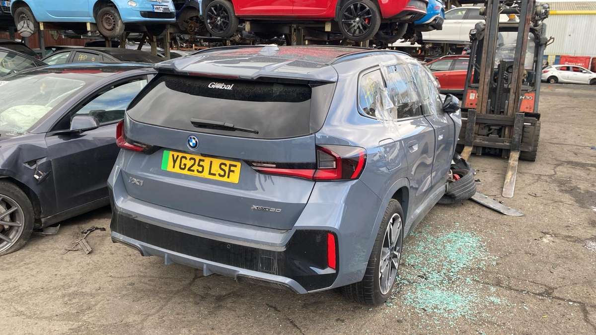 BMW iX1 dalimis