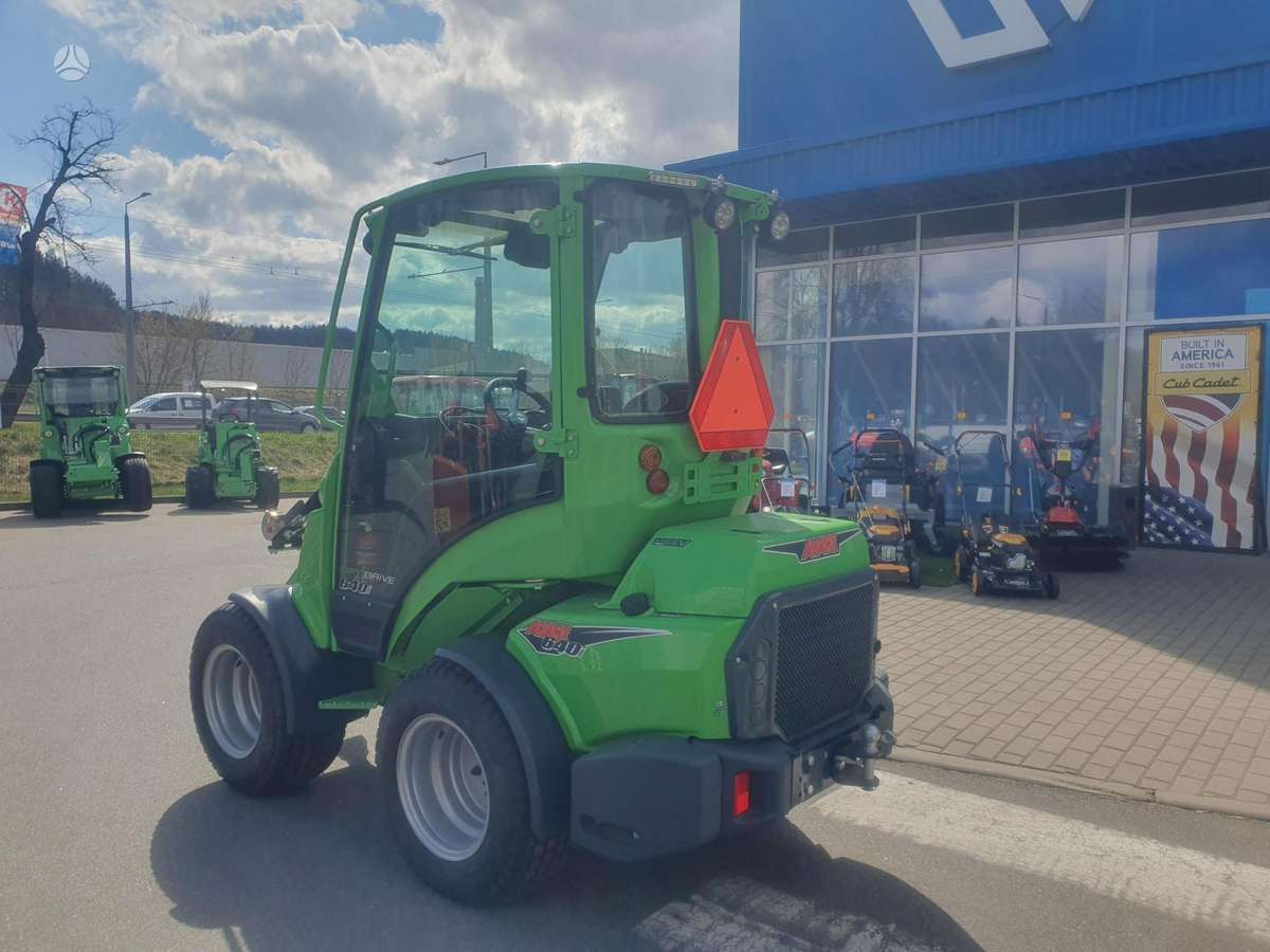 AVANT 640i, mini krautuvai