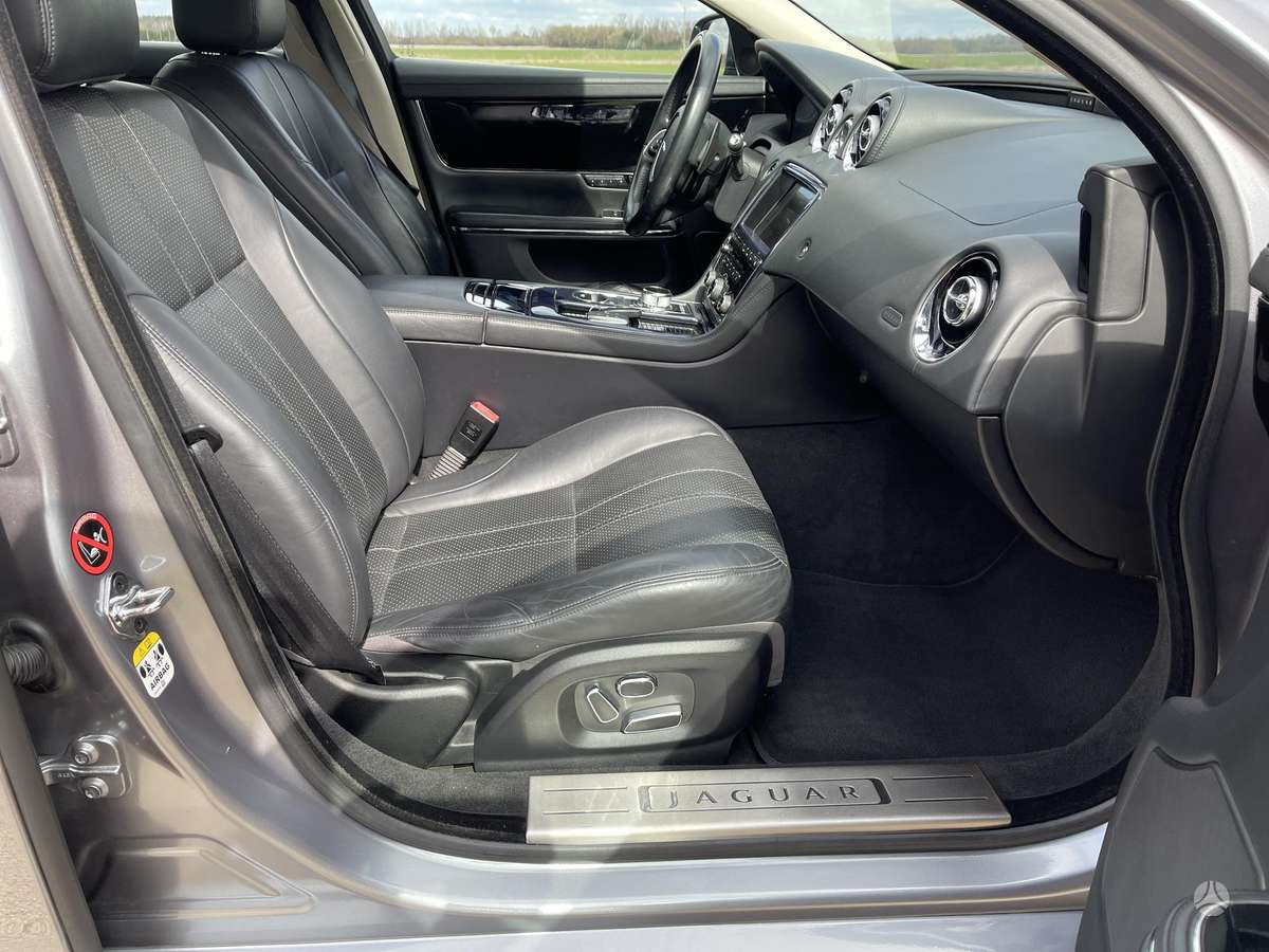 Jaguar XJ, 3.0 l., sedanas