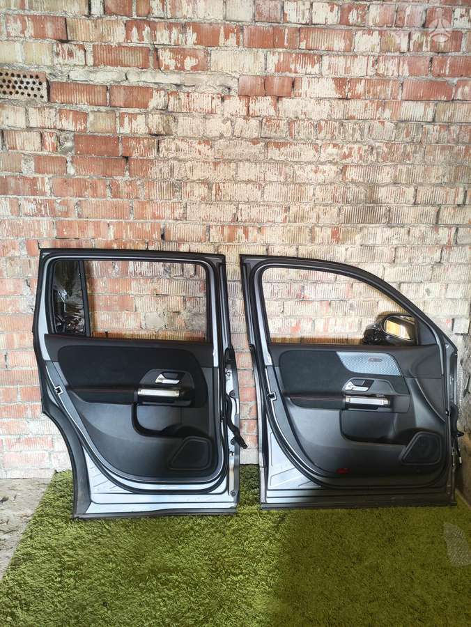 Mercedes-Benz GLB250 doors