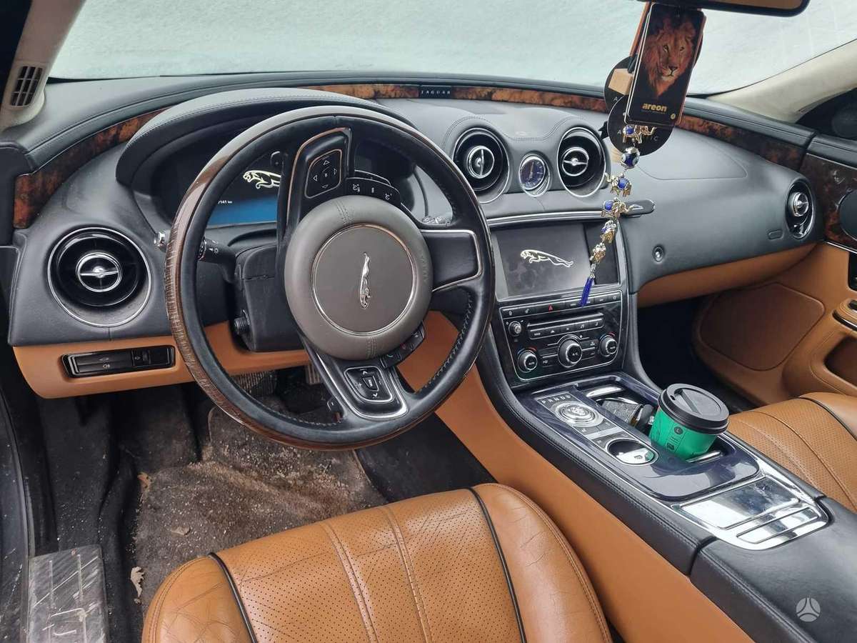 Jaguar XJ